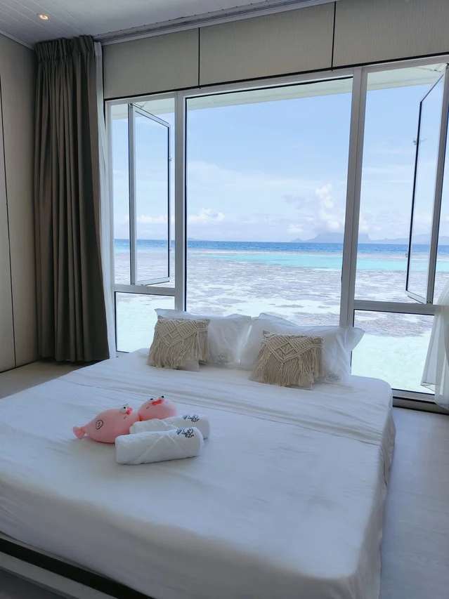 Family bed configuration with ocean views, Bubblefish Water Villa