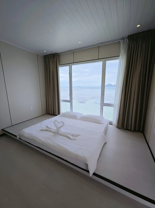 Ocean-view king bedroom, Seaview Room, Bubblefish Water Villa