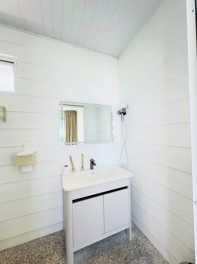 Slatted wood bathroom divider, Seaview Room, Bubblefish Water Villa